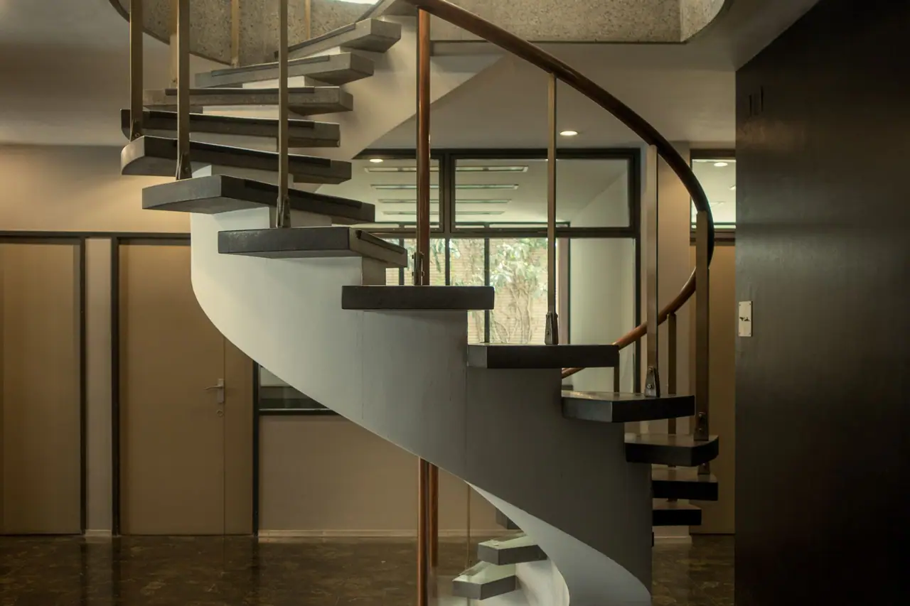 Escaleras y pasillos