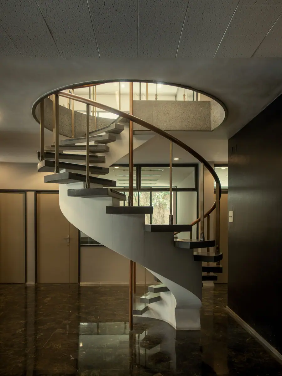 Escaleras y pasillos